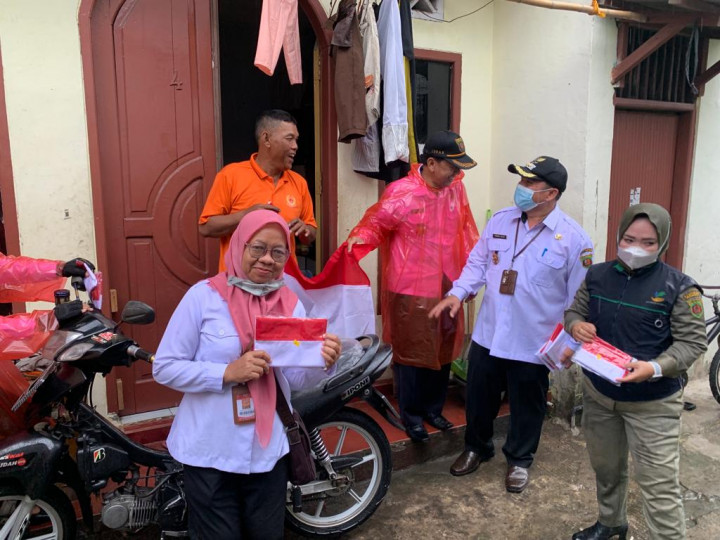 Kegiatan harini ini tanggal 10 Agustus 2022...Pembagian bendera Merah Putih kepada Masyarakat/Warga di Wilayah kelurahan Pelabuhan yang dihadfiri Oleh Camat samarinda Kota dan Lurah di  Wilayah  Kecamatan Samarinda Kota