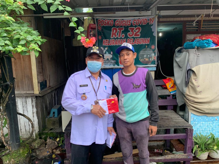 Kegiatan harini ini tanggal 10 Agustus 2022...Pembagian bendera Merah Putih kepada Masyarakat/Warga di Wilayah kelurahan Pelabuhan yang dihadfiri Oleh Camat samarinda Kota dan Lurah di  Wilayah  Kecamatan Samarinda Kota