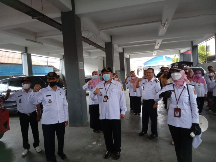 Kegiatan harini ini tanggal 10 Agustus 2022...Pembagian bendera Merah Putih kepada Masyarakat/Warga di Wilayah kelurahan Pelabuhan yang dihadfiri Oleh Camat samarinda Kota dan Lurah di  Wilayah  Kecamatan Samarinda Kota