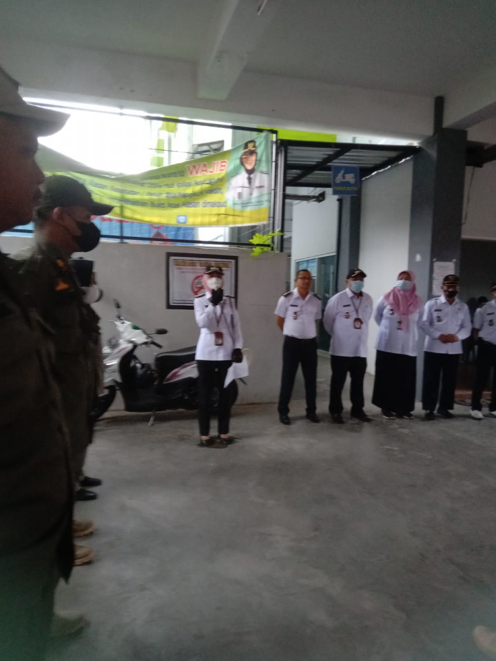 Kegiatan harini ini tanggal 10 Agustus 2022...Pembagian bendera Merah Putih kepada Masyarakat/Warga di Wilayah kelurahan Pelabuhan yang dihadfiri Oleh Camat samarinda Kota dan Lurah di  Wilayah  Kecamatan Samarinda Kota