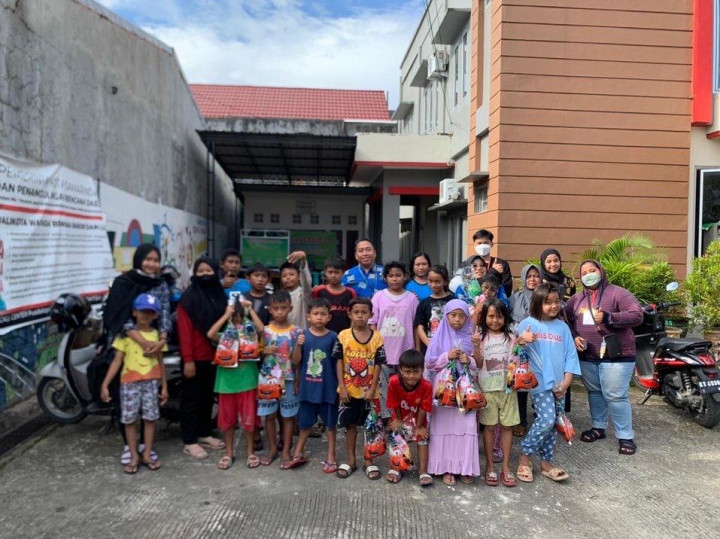 Pembagian Hadiah dalam rangka memperingati 17 Agustus 2022 di halamam kelurahan pelabuhan..yang di laksanakan oleh Mahasiswa dan Mahasiswi KKN Universitas Widya Gama Mahakam Samarinda Angkatan ke V ( lima )