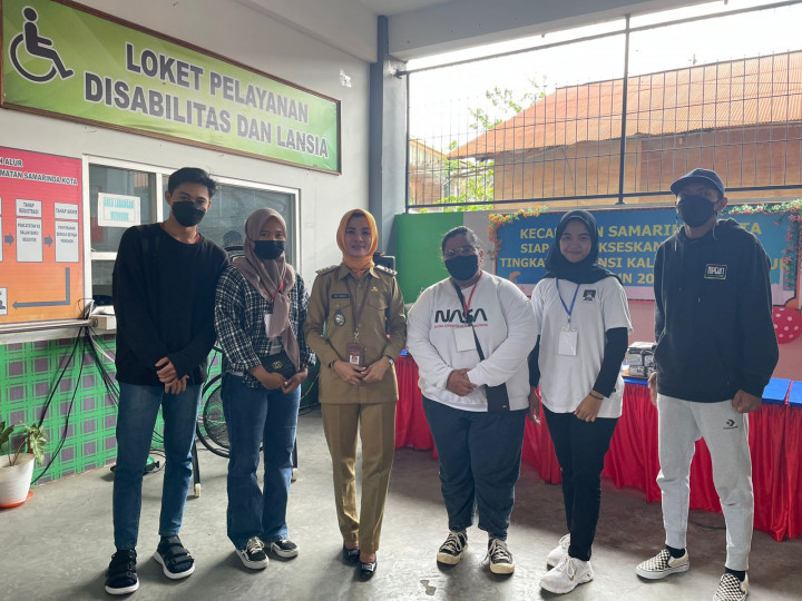 Foto bersama Mahasiswa/Mahasiswi KKN Universitas Widya Gama Mahakam Samarinda bersama Ibu camat samarinda Kota di acara Purna Tugas Pa  Sekcam Kota Samarinda ( Fahmi Muzakir )