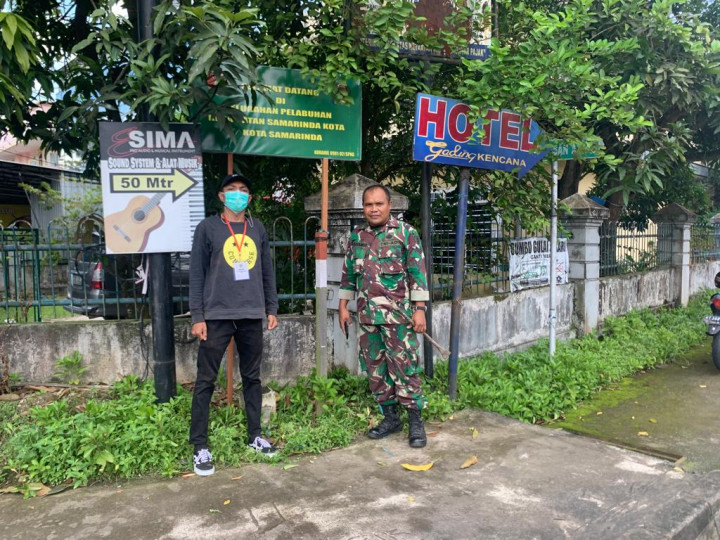Pemasangan Plang perbatasan wilayah Kelurahan Pelabuhan dan Kelurahan Pasar pagi bersama Pak Katamso dibantu Mahasiswa KKN UWGM