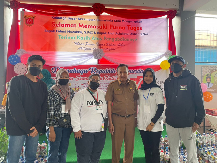 Foto Mahasiswa/i KKN Widya Gama Bersama Sekcam di Kantor Kecamatan Samarinda kota