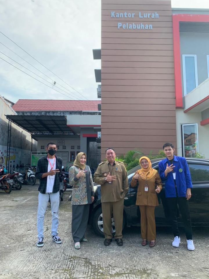 Foto Bersama Pak Lurah pada saat Kunjungan Dosen Pembimbing Lapangan Mahasiswa/i  di Kantor Lurah Pelabuhan.