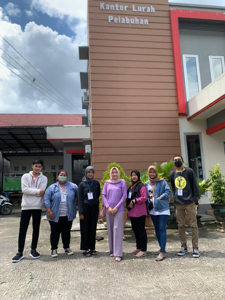 Foto Bersama Pak Lurah pada saat Kunjungan Dosen Pembimbing Lapangan Mahasiswa/i  di Kantor Lurah Pelabuhan.