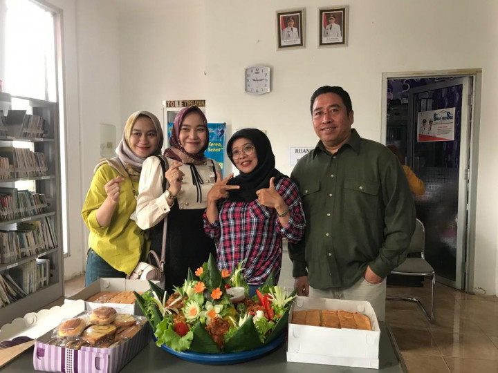 Acara Perpisahan Mahasiswa/i KKN Univ Widya Gama Mahakam Samarinda dengan Pak Lurah, Sekretaris,Kasi  dan Staf Kelurahan di Kantor Kelurahan.