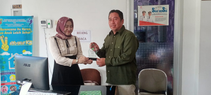 Acara Perpisahan Mahasiswa/i KKN Univ Widya Gama Mahakam Samarinda dengan Pak Lurah, Sekretaris,Kasi  dan Staf Kelurahan di Kantor Kelurahan.