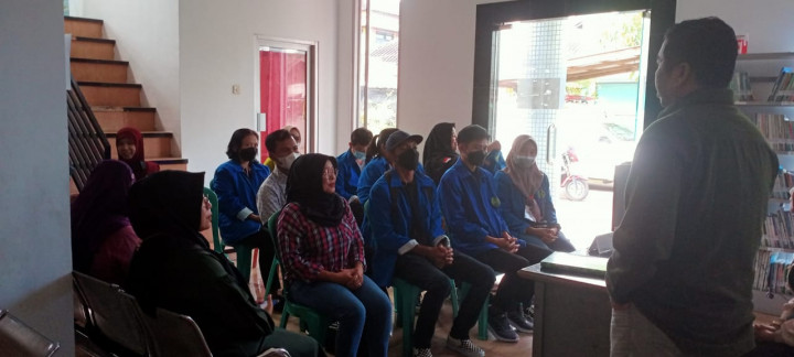 Acara Perpisahan Mahasiswa/i KKN Univ Widya Gama Mahakam Samarinda dengan Pak Lurah, Sekretaris,Kasi  dan Staf Kelurahan di Kantor Kelurahan.