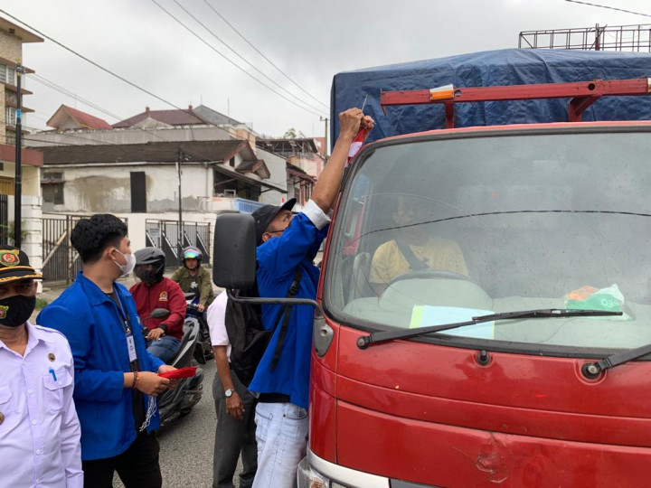 Pembagian Bendera di Taman Samarinda bersama ibu camat dan lurah sekecamatan samarinda kota