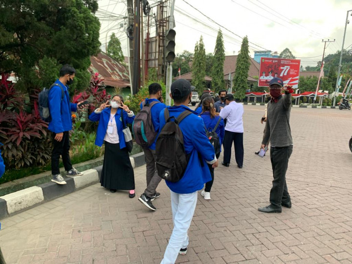 Pembagian Bendera di Taman Samarinda bersama ibu camat dan lurah sekecamatan samarinda kota