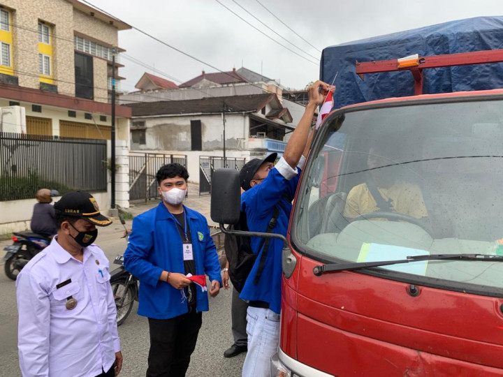 Pembagian Bendera di Taman Samarinda bersama ibu camat dan lurah sekecamatan samarinda kota