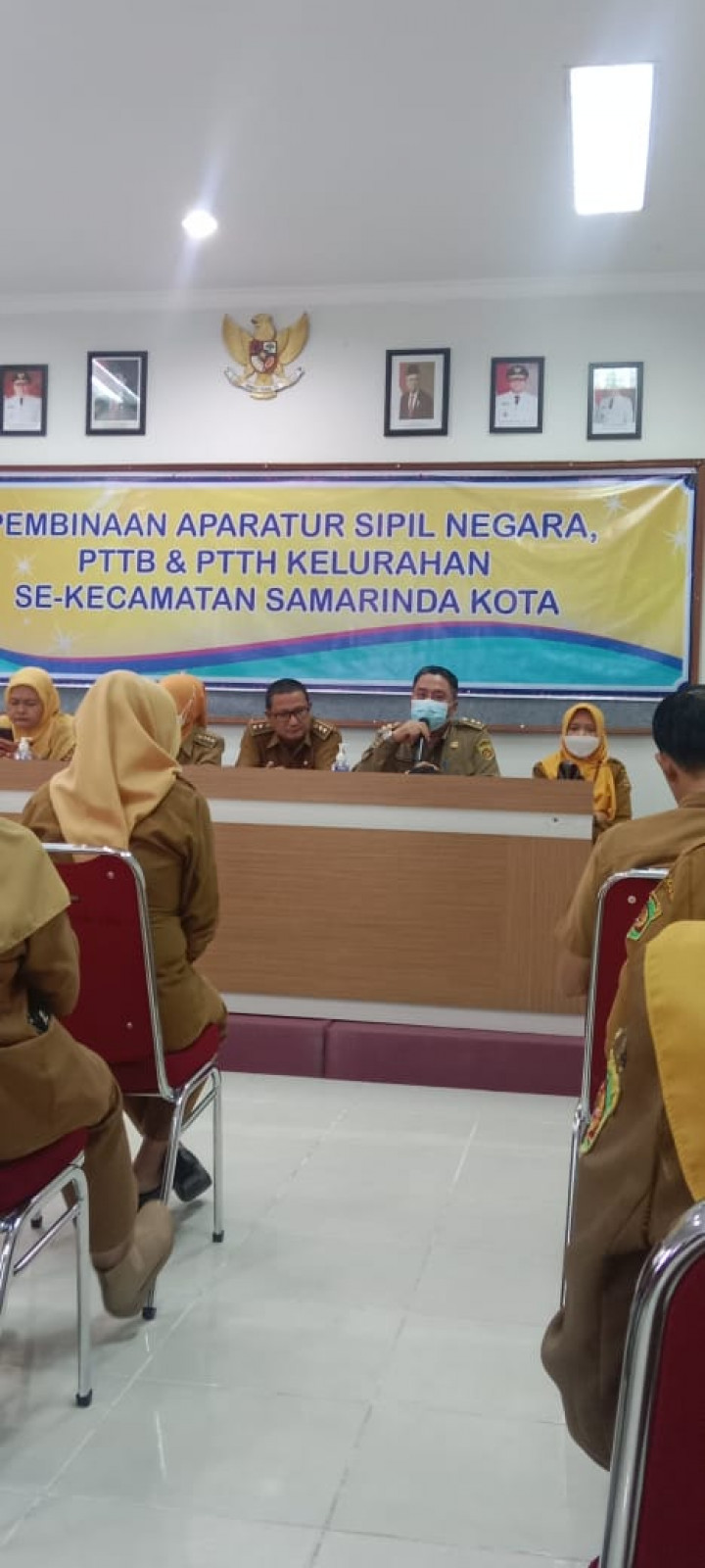 Senin 24 Oktober 2022..Apel Gabungan di Kecamatan Samarinda Kota yang dipimpin langsung oleh Ibu Camat Samarinda Kota dan di lanjutkan pembinaan ASN,PTTB dan PTTH Sekecamatan Samarinda Kota