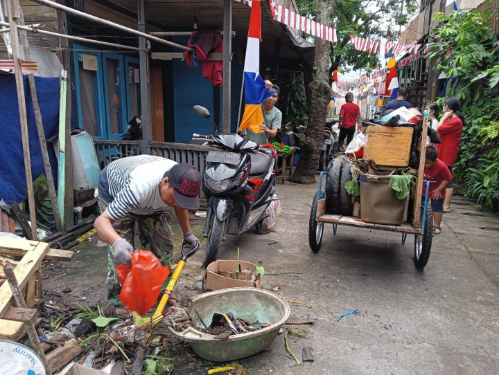 Kegiatan Probebaya Kelurahan Pelabuhan Kerja Bakti RT   ( RT. 33, 05, 34, 32 ) dan warga Kelurahan Pelabuhan