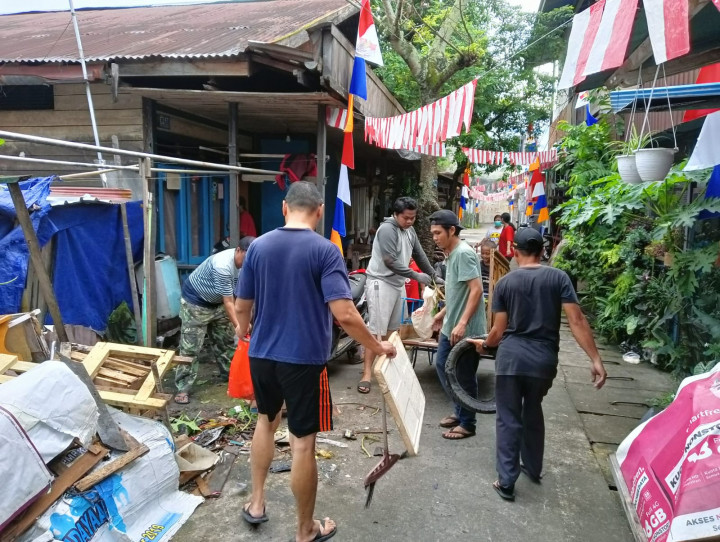 Kegiatan Probebaya Kelurahan Pelabuhan Kerja Bakti RT   ( RT. 33, 05, 34, 32 ) dan warga Kelurahan Pelabuhan