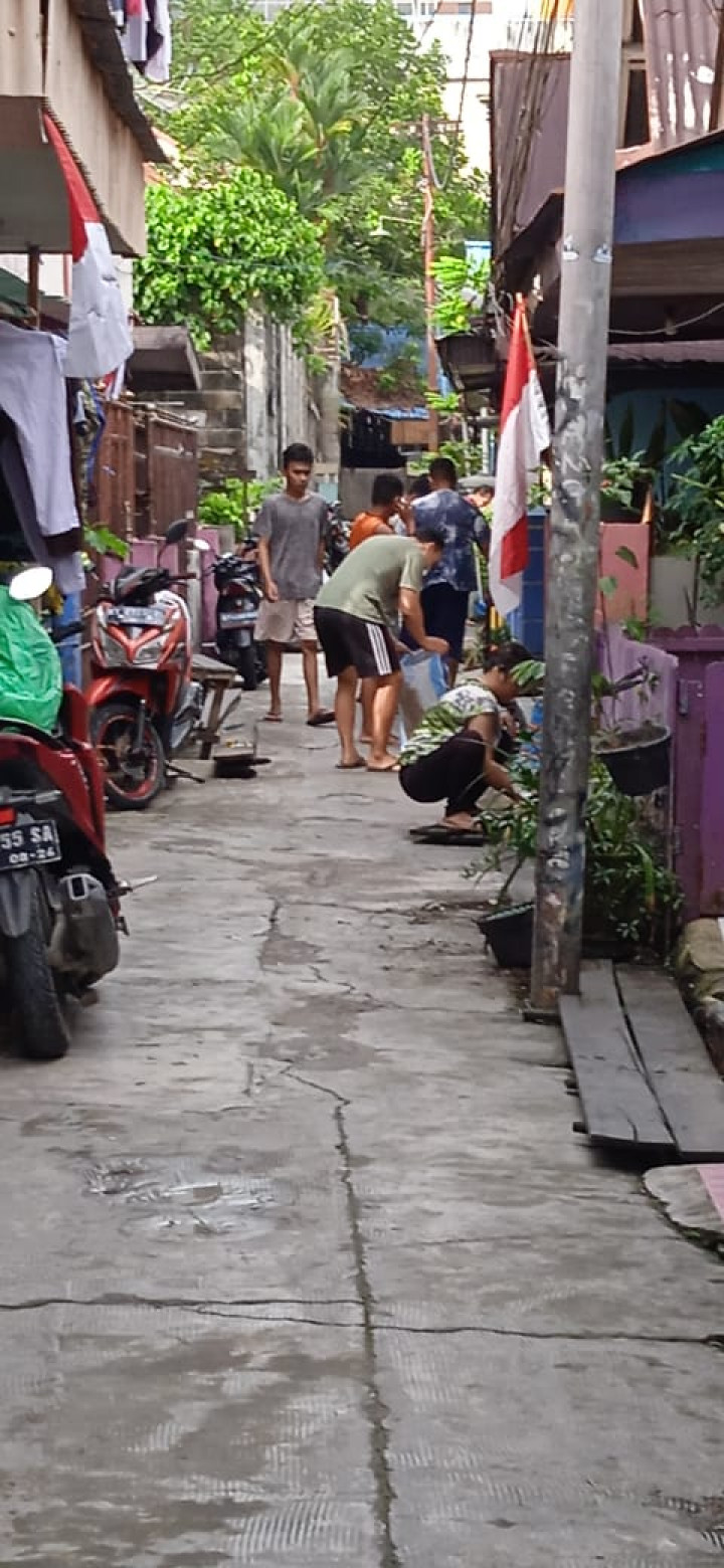 Kegiatan Probebaya Kelurahan Pelabuhan Kerja Bakti RT   ( RT. 33, 05, 34, 32 ) dan warga Kelurahan Pelabuhan