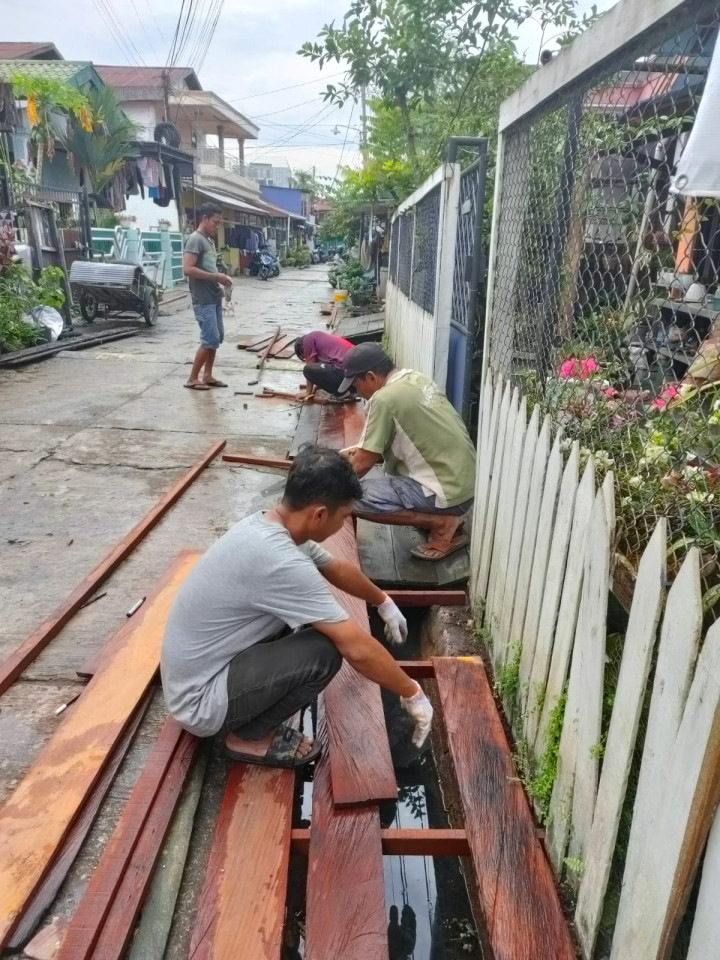 Kegiatan Probebaya Pembuatan Penutup parit di Jalan Hidayatullah Gang Bakti RT. 32