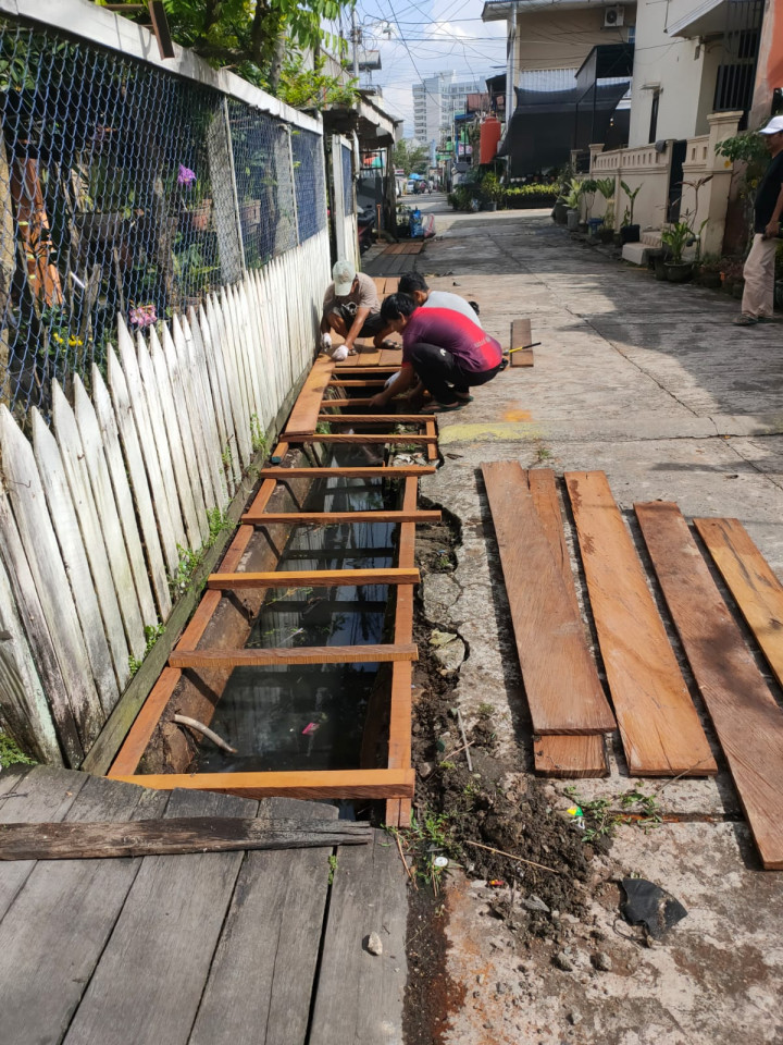 Kegiatan Probebaya Pembuatan Penutup parit di Jalan Hidayatullah Gang Bakti RT. 32