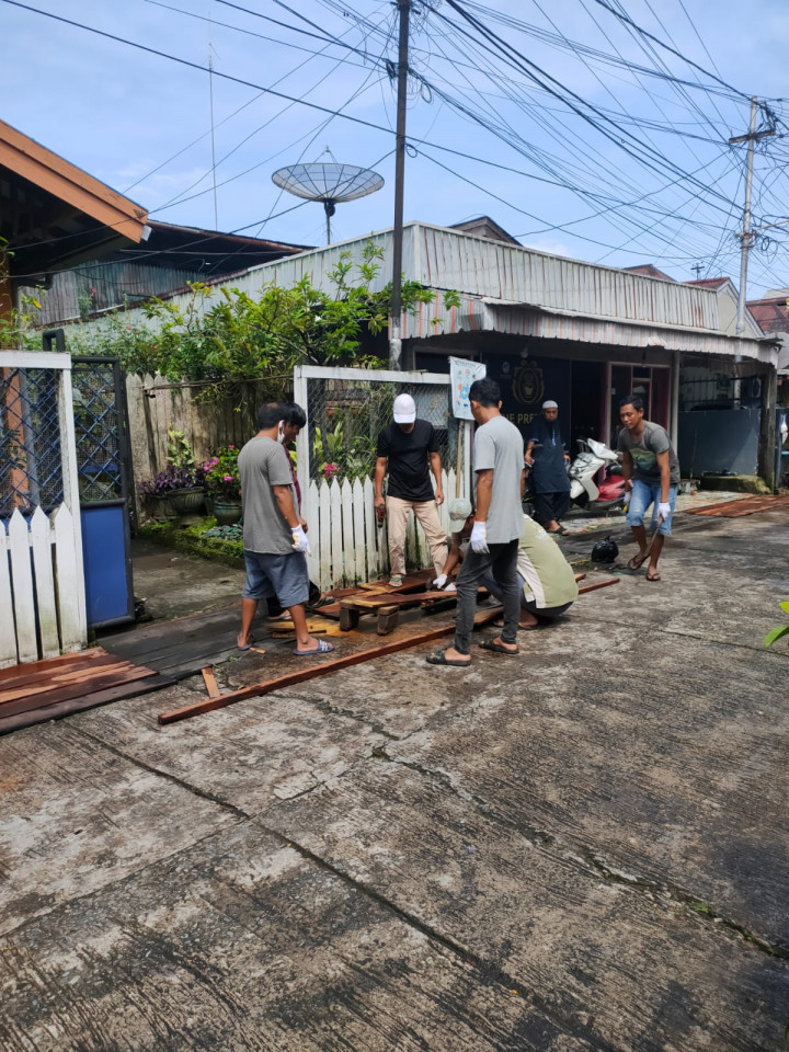 Kegiatan Probebaya Pembuatan Penutup parit di Jalan Hidayatullah Gang Bakti RT. 32