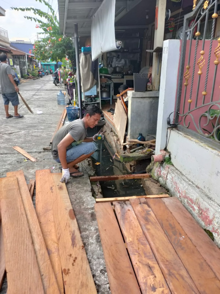 Kegiatan Probebaya Pembuatan Penutup parit di Jalan Hidayatullah Gang Bakti RT. 32