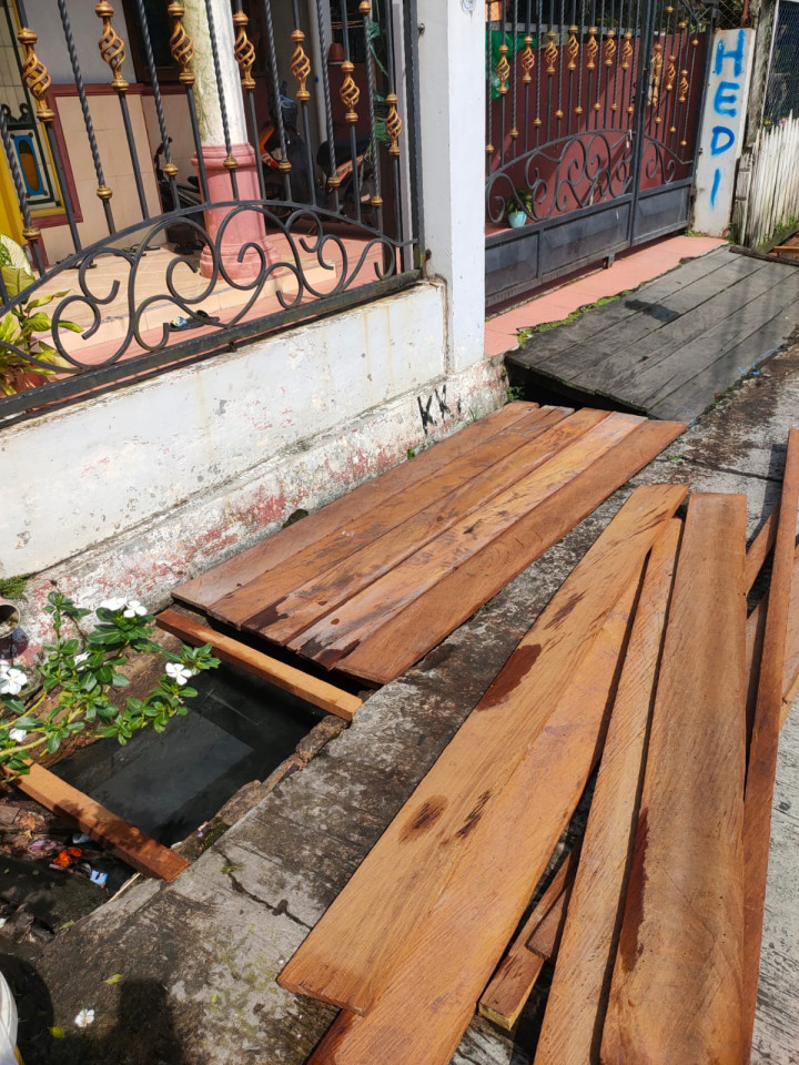 Kegiatan Probebaya Pembuatan Penutup parit di Jalan Hidayatullah Gang Bakti RT. 32
