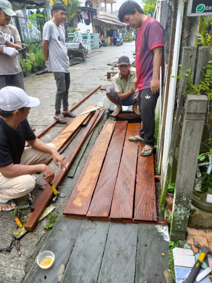 Kegiatan Probebaya Pembuatan Penutup parit di Jalan Hidayatullah Gang Bakti RT. 32