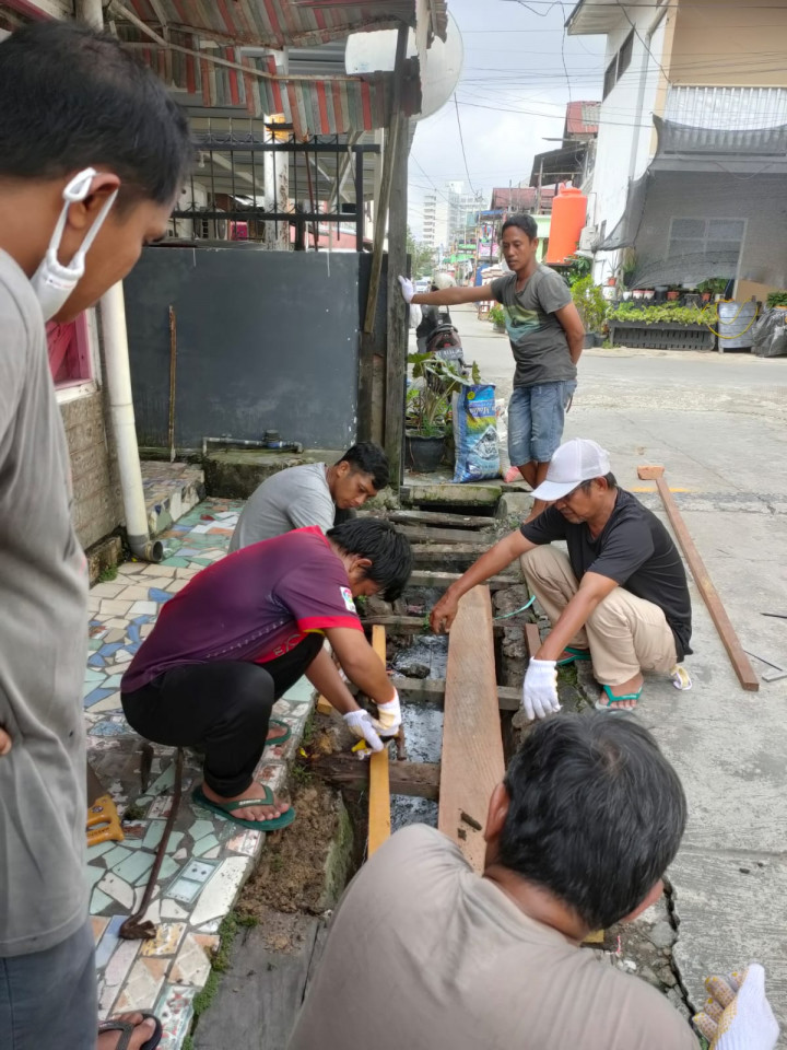 Kegiatan Probebaya Pembuatan Penutup parit di Jalan Hidayatullah Gang Bakti RT. 32