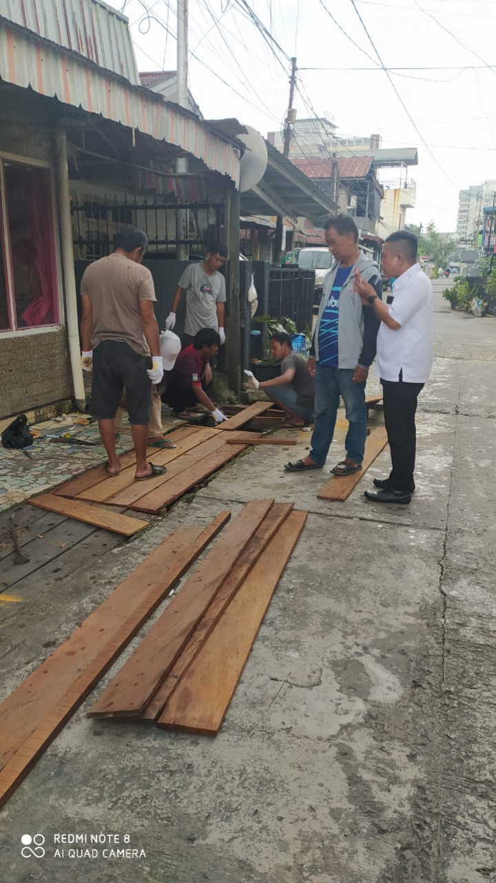 Kegiatan Probebaya Pembuatan Penutup parit di Jalan Hidayatullah Gang Bakti RT. 32