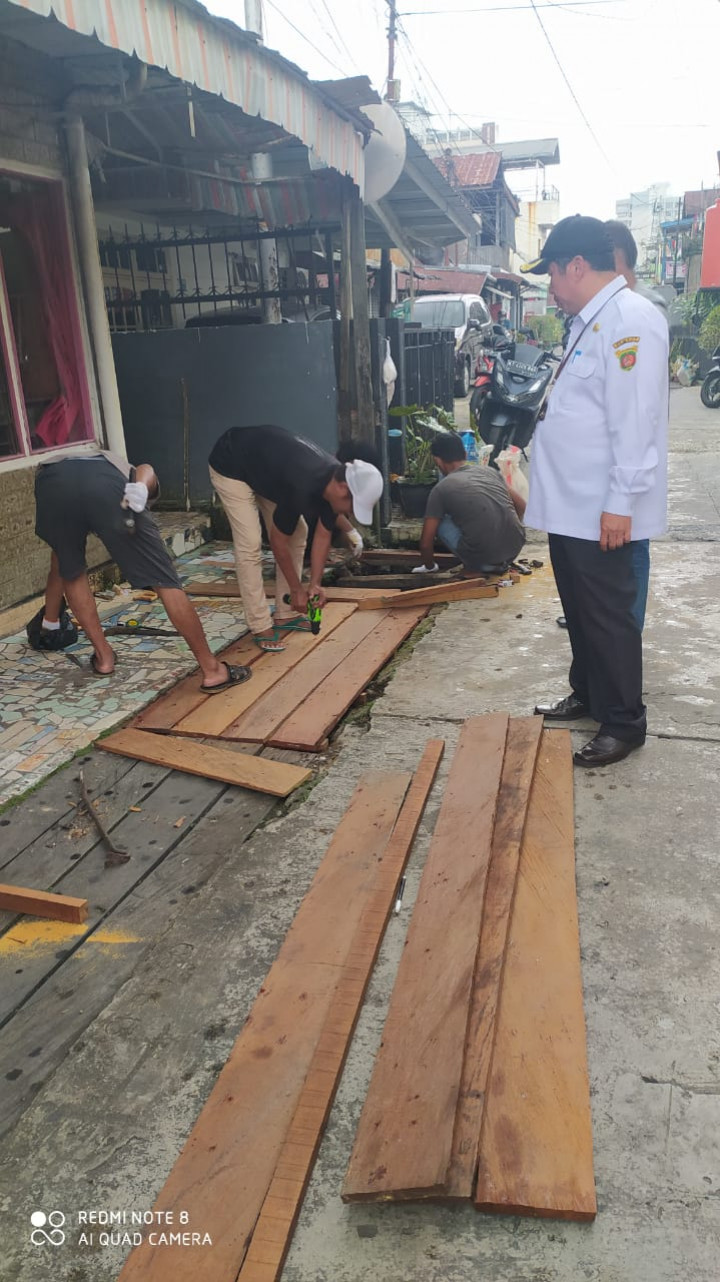 Kegiatan Probebaya Pembuatan Penutup parit di Jalan Hidayatullah Gang Bakti RT. 32