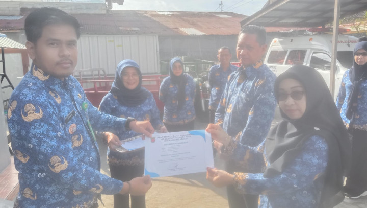 Pemberiaan Penghargaan kepada Pegawai kelurahaan  kepada Pegawai Yang Disiplin dan Kinerja terbaik