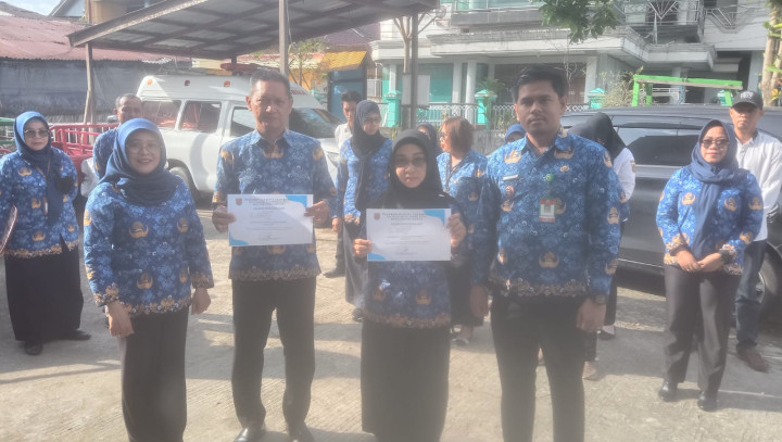 Pemberiaan Penghargaan kepada Pegawai kelurahaan  kepada Pegawai Yang Disiplin dan Kinerja terbaik