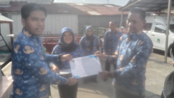 Pemberiaan Penghargaan kepada Pegawai kelurahaan  kepada Pegawai Yang Disiplin dan Kinerja terbaik