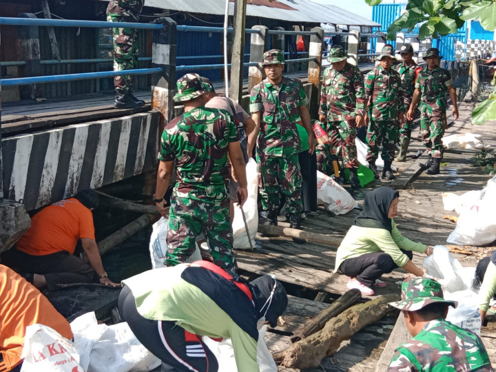 Kegiatan karya bakti Susur Sungai MAHAKAM di Rt 01 kel. Pulau Atas, Kec. Sambutan hari JUM'AT 15 september 2023