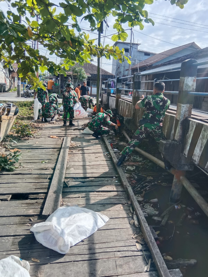Kegiatan karya bakti Susur Sungai MAHAKAM di Rt 01 kel. Pulau Atas, Kec. Sambutan hari JUM'AT 15 september 2023