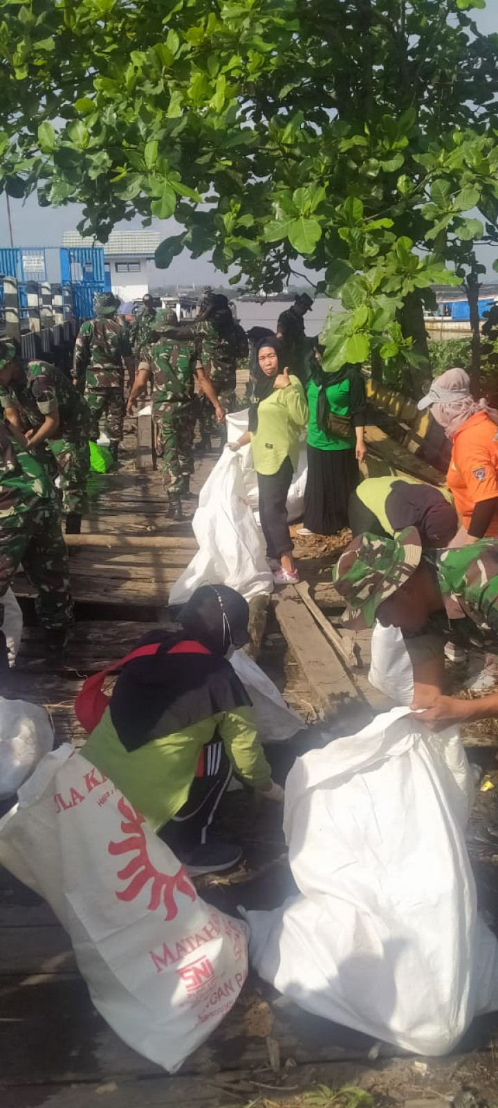 Kegiatan karya bakti Susur Sungai MAHAKAM di Rt 01 kel. Pulau Atas, Kec. Sambutan hari JUM'AT 15 september 2023