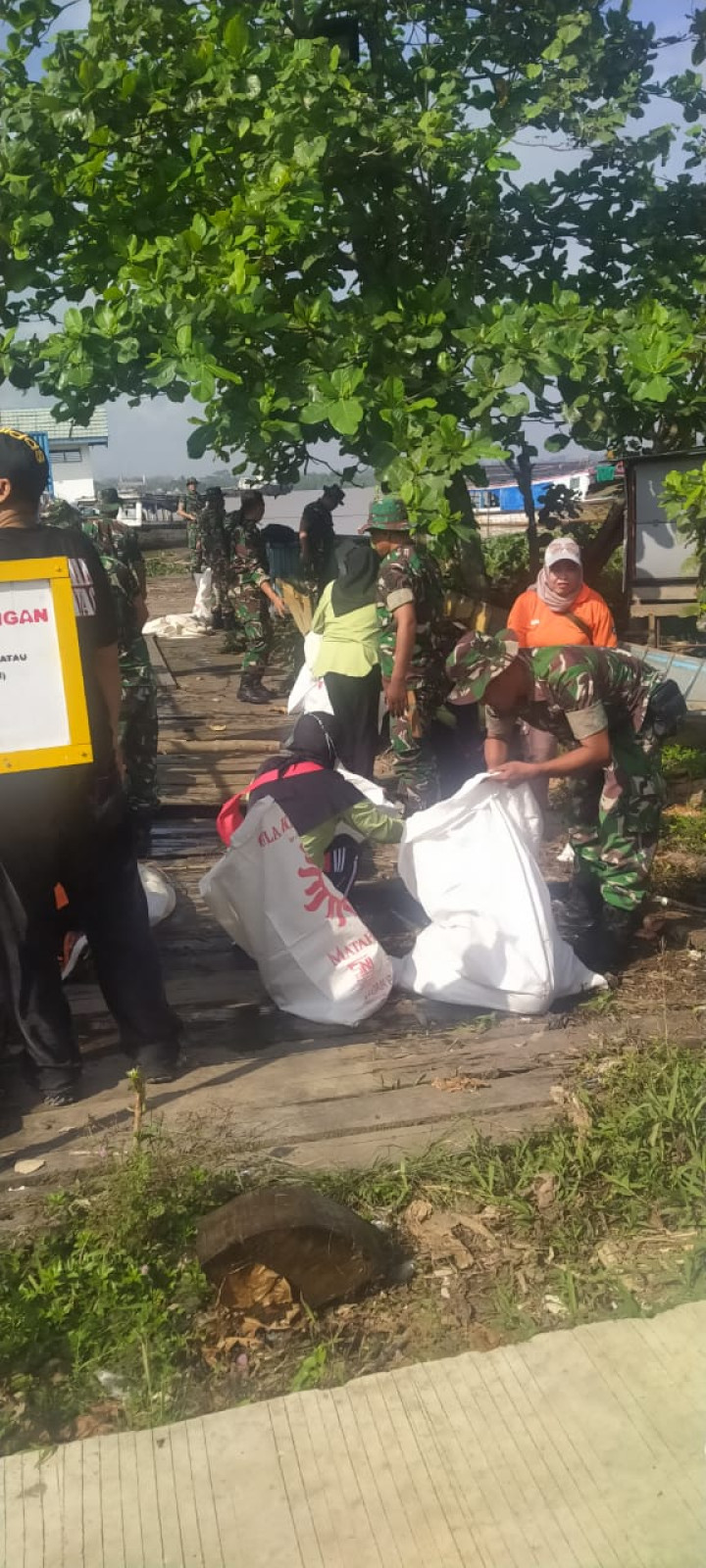Kegiatan karya bakti Susur Sungai MAHAKAM di Rt 01 kel. Pulau Atas, Kec. Sambutan hari JUM'AT 15 september 2023