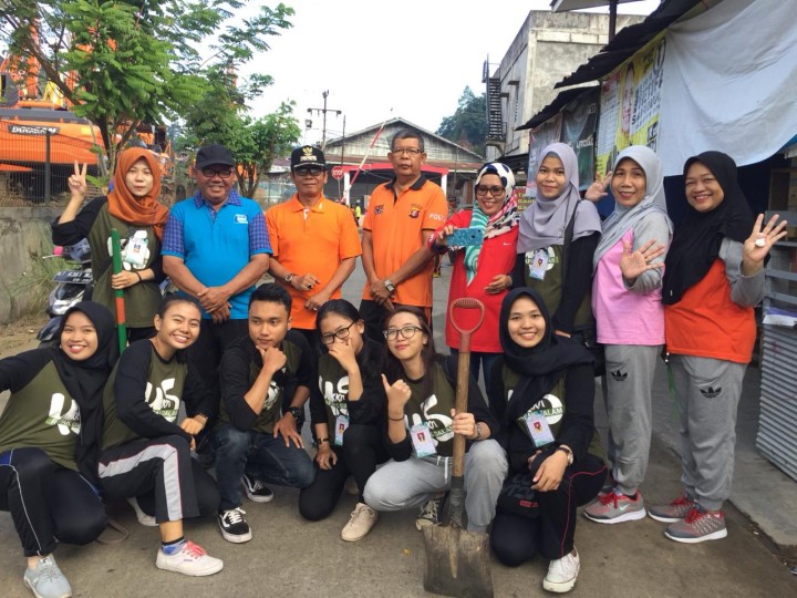 Gotong Royong Sekitar Kantor Lurah