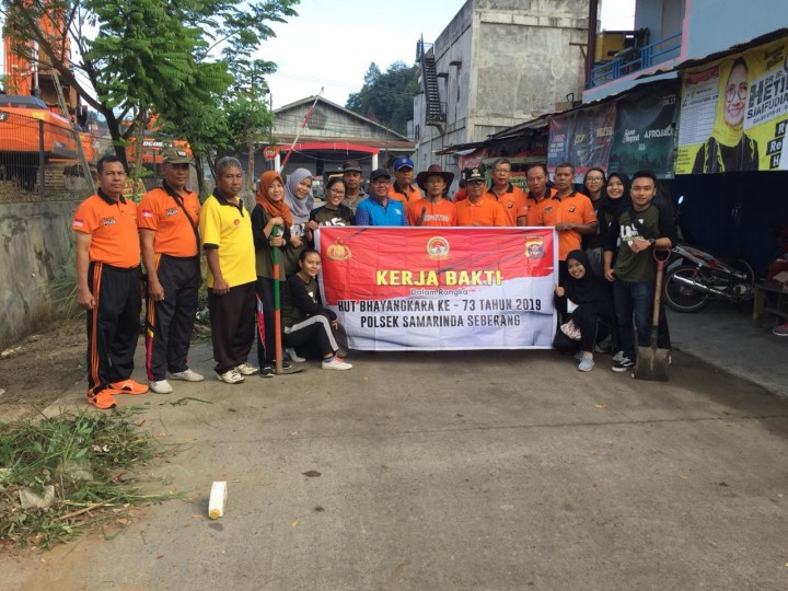 Gotong Royong Sekitar Kantor Lurah