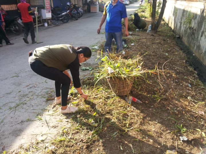 Gotong Royong Sekitar Kantor Lurah