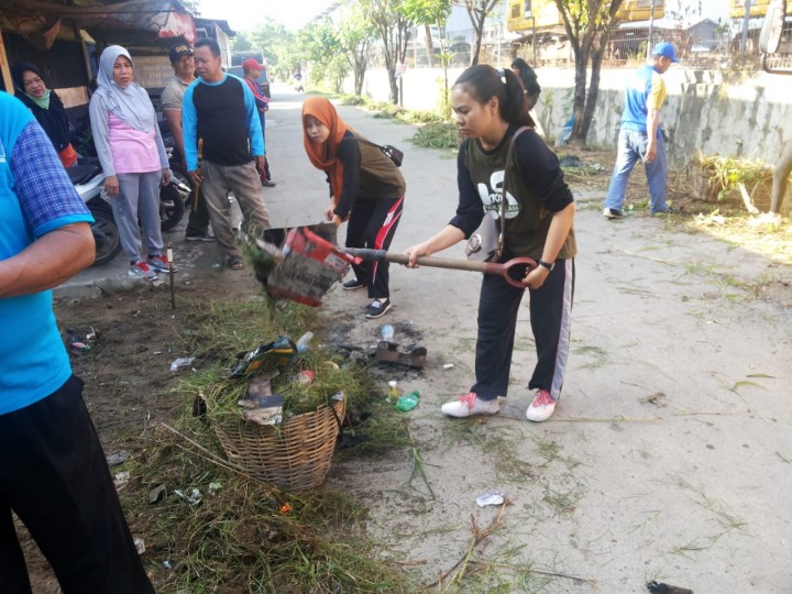 Gotong Royong Sekitar Kantor Lurah
