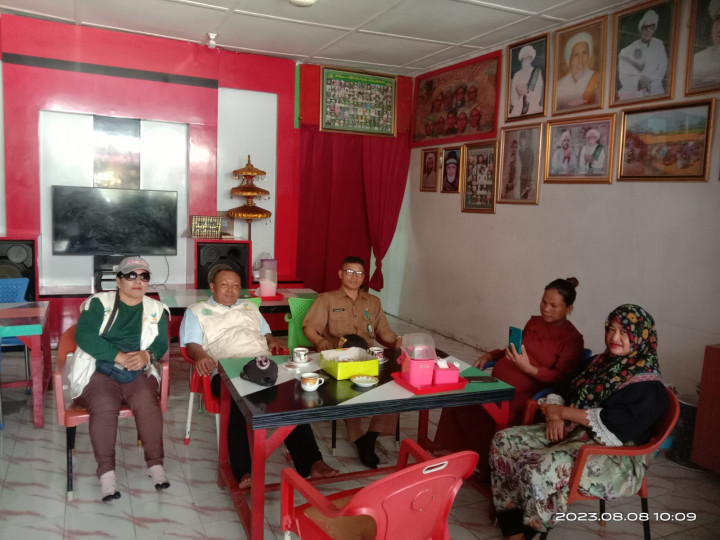 Mengunjungi ibu hamil  yang sementara ditampung dirumah ibu pemilik Warung makan Sapu Jagat RT.13