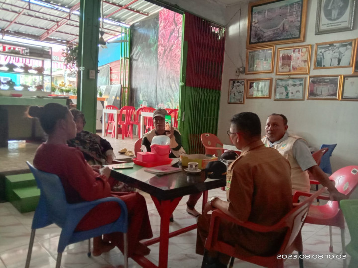 Mengunjungi ibu hamil  yang sementara ditampung dirumah ibu pemilik Warung makan Sapu Jagat RT.13