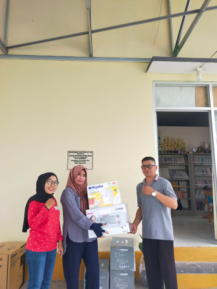Penyerahan open dan mixer kepada peserta pelatihan pembuatan kue kering