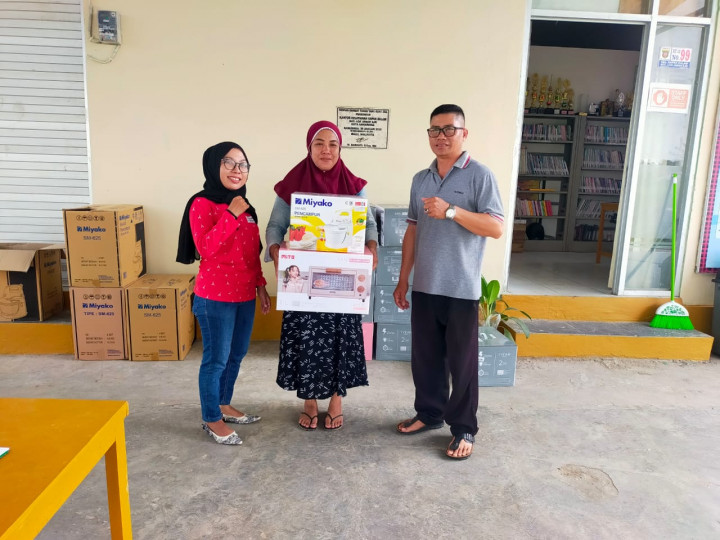 Penyerahan open dan mixer kepada peserta pelatihan pembuatan kue kering