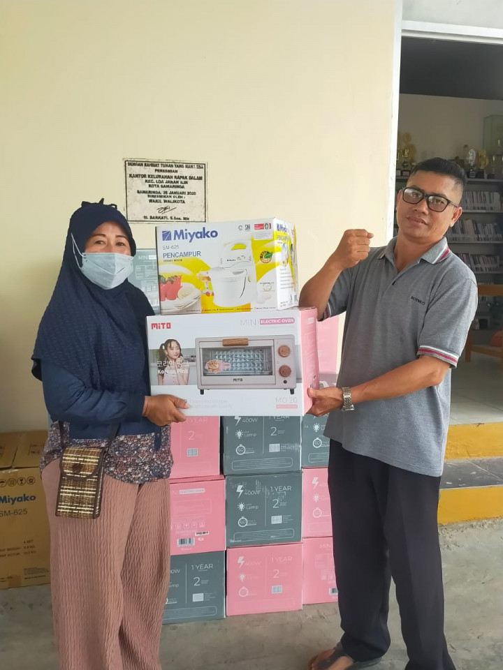 Penyerahan open dan mixer kepada peserta pelatihan pembuatan kue kering