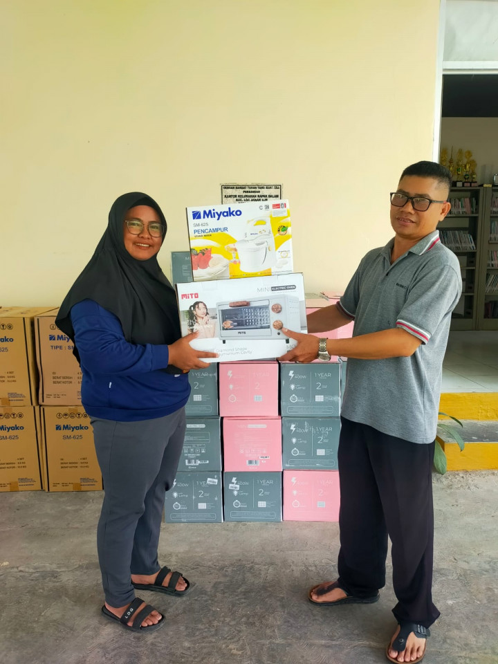 Penyerahan open dan mixer kepada peserta pelatihan pembuatan kue kering