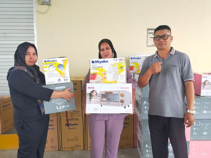 Penyerahan open dan mixer kepada peserta pelatihan pembuatan kue kering