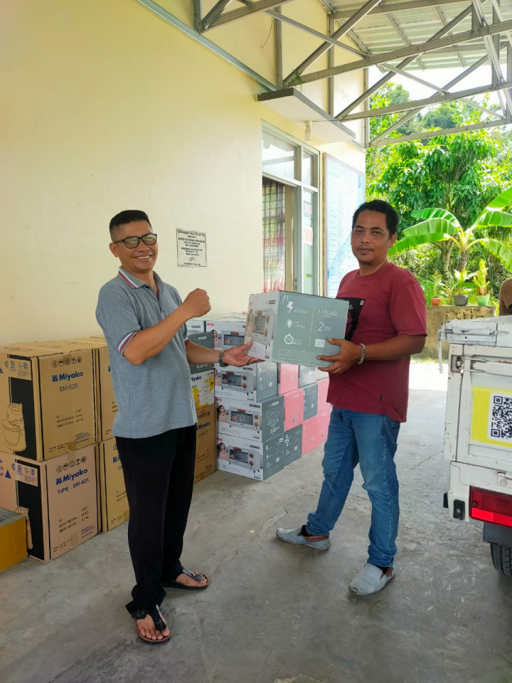 Penyerahan open dan mixer kepada peserta pelatihan pembuatan kue kering