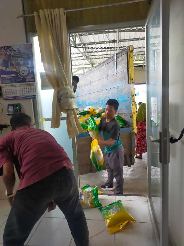 Penjualan beras murah bulog 1,5 ton / 300 Kemasan