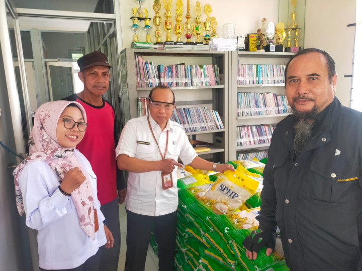 Penjualan beras murah bulog 1,5 ton / 300 Kemasan